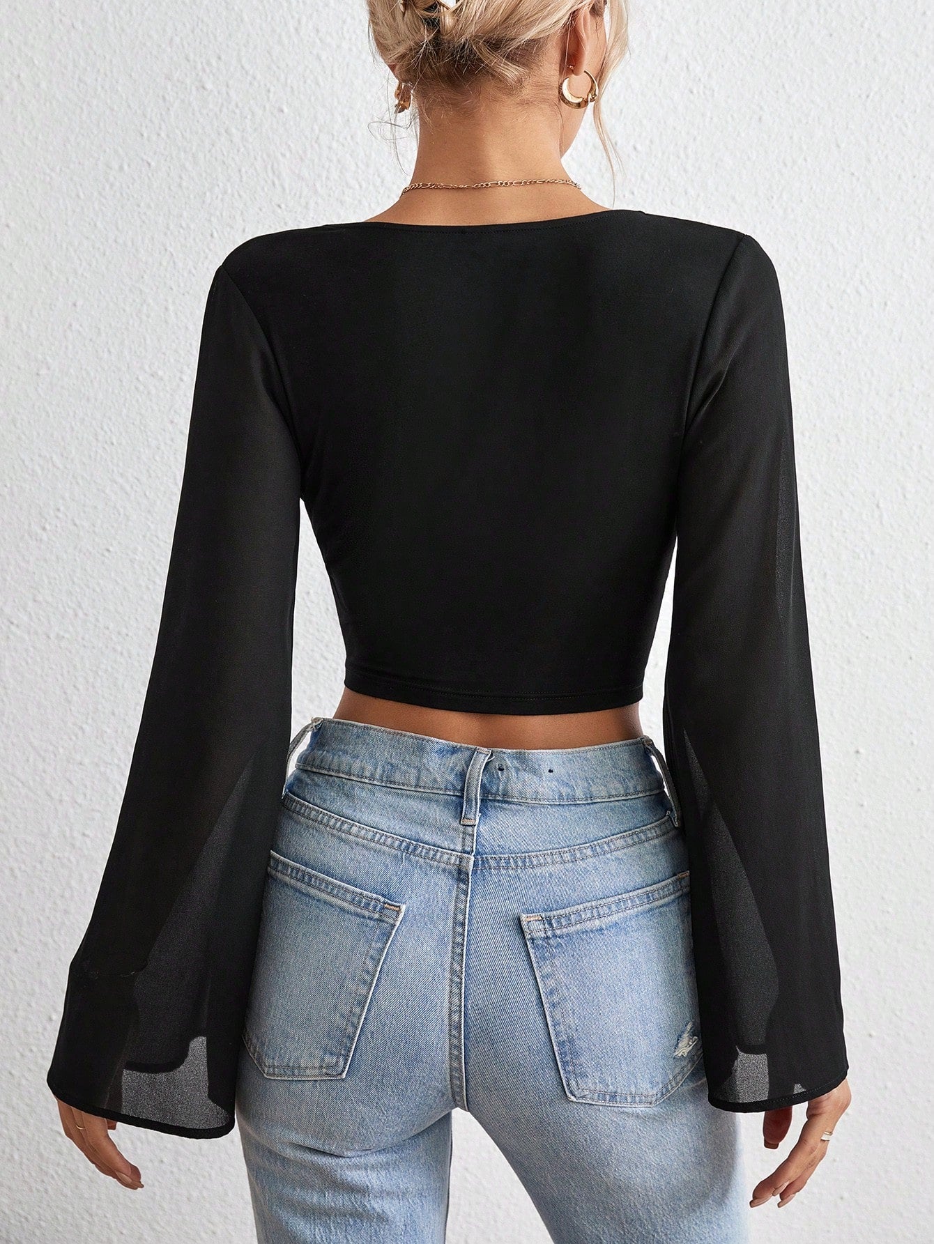 Vrouwelijke Cropped Top met Wijde Mouwen en Diepe Hals