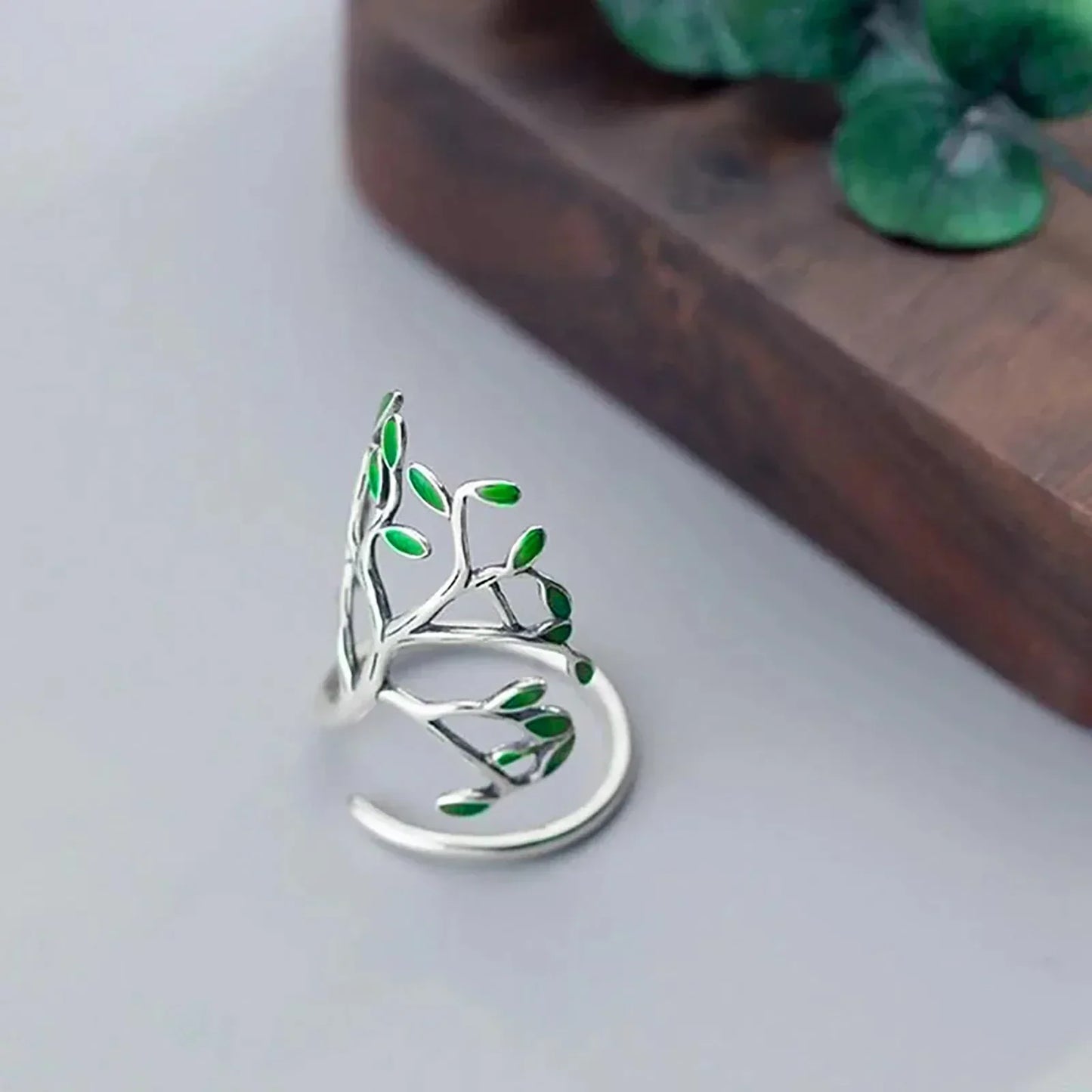 Zilveren Ring met Groene Bladeren Elegant Design