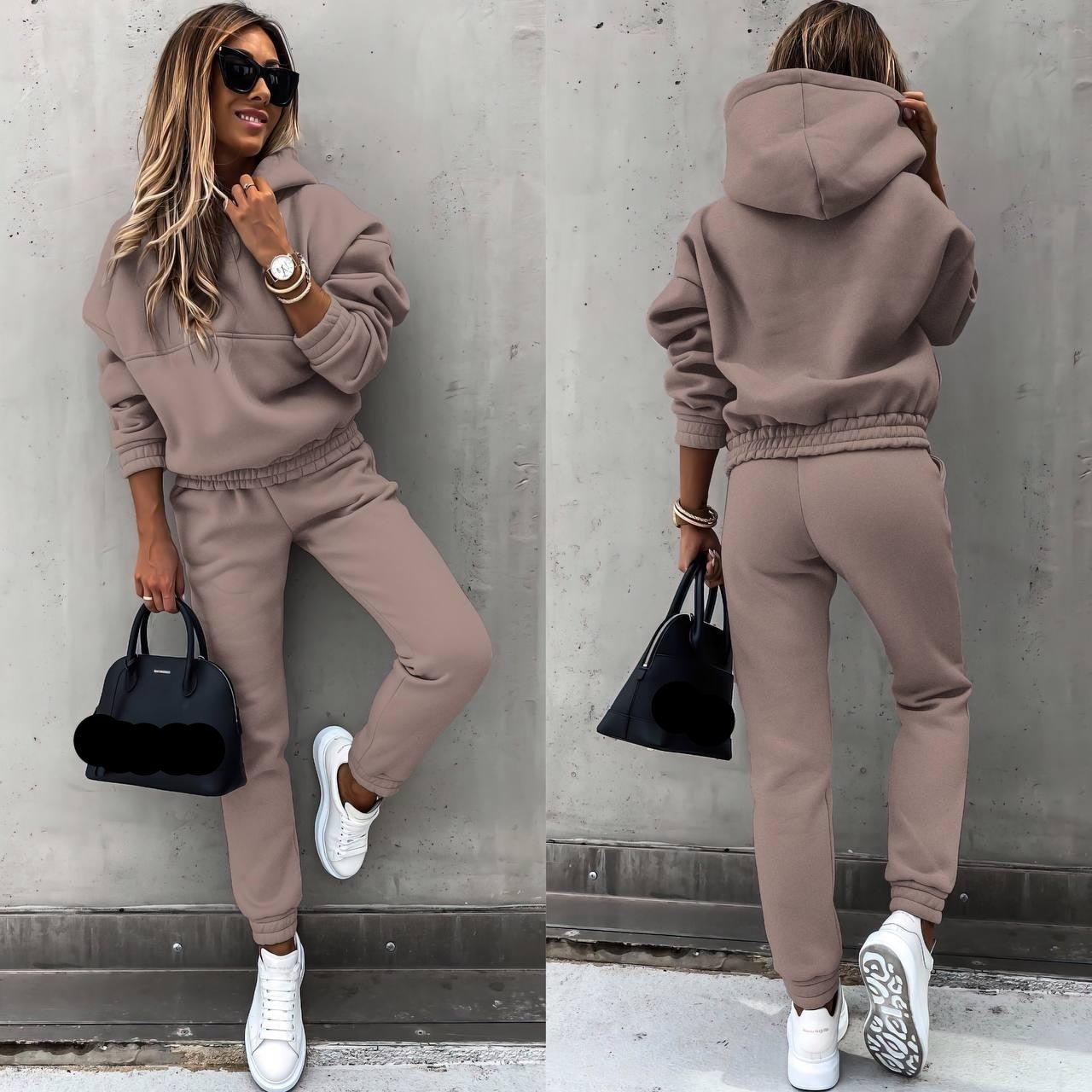 Boreza Joggingset (Trendy) Deze trendy en comfortabele joggingset in het zachte beige is ideaal voor zowel ontspanning als stijl. De set bestaat uit een comfortabele hoodie en bijpassende broek, perfect voor een relaxte look zonder in te boeten op mode. De outfit wordt compleet gemaakt met een elegante tas, ideaal voor elke casual gelegenheid.