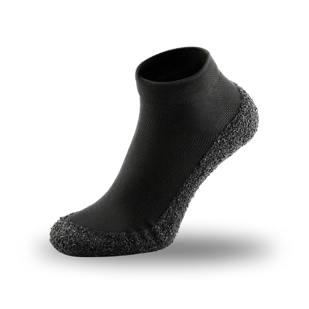 Foryo duurzame sokken in klassiek zwart met antislipzool voor optimale grip. Ontworpen voor comfort en veelzijdigheid, ideaal voor dagelijks gebruik en lichte buitenactiviteiten.