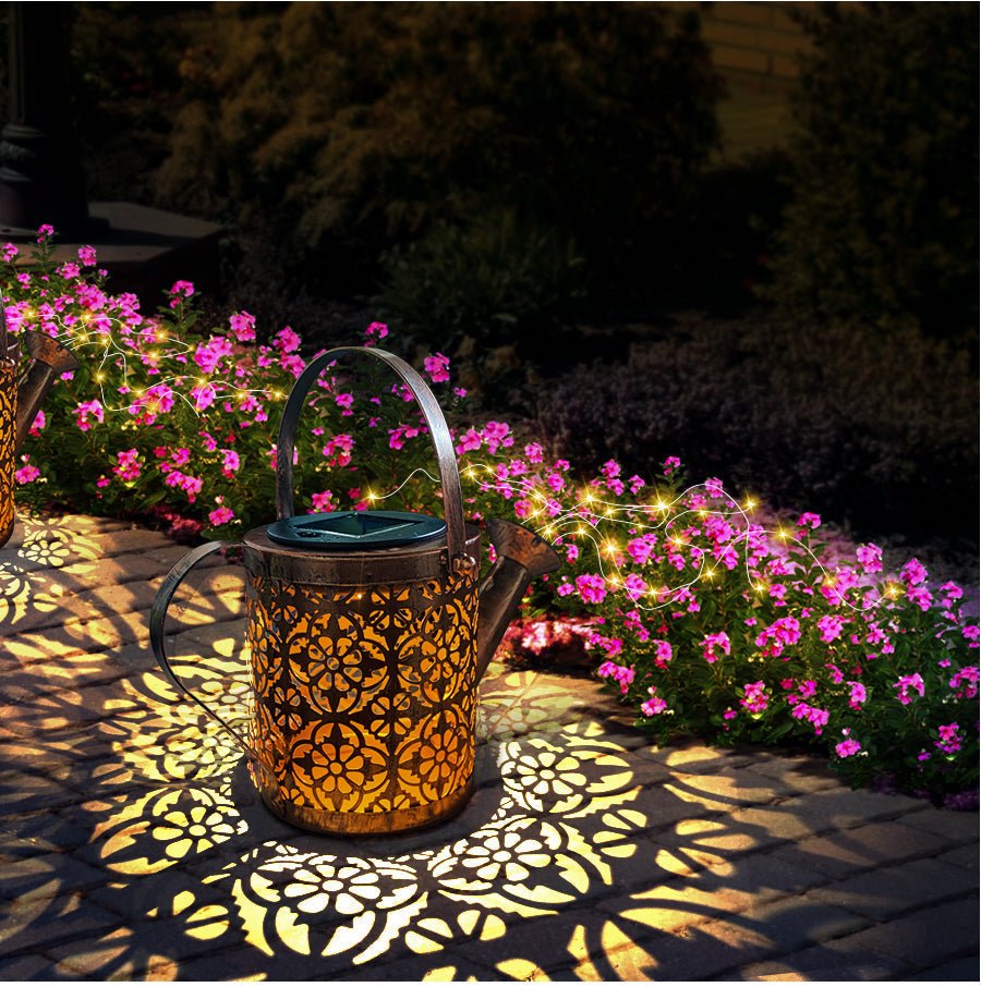 De Gleamora tuinverlichting in de vorm van een decoratieve gieterspuit creëert een magisch lichteffect in je tuin. Deze verlichting, aangedreven door zonne-energie, zorgt voor een betoverende sfeer door de lichtstralen die uit de gieterspuit komen en zich over je tuin spreiden. Perfect om bloemen en planten in de tuin te accentueren en een warme, sfeervolle ambiance te creëren. Energiezuinig en milieuvriendelijk, ideaal voor buitenruimtes.