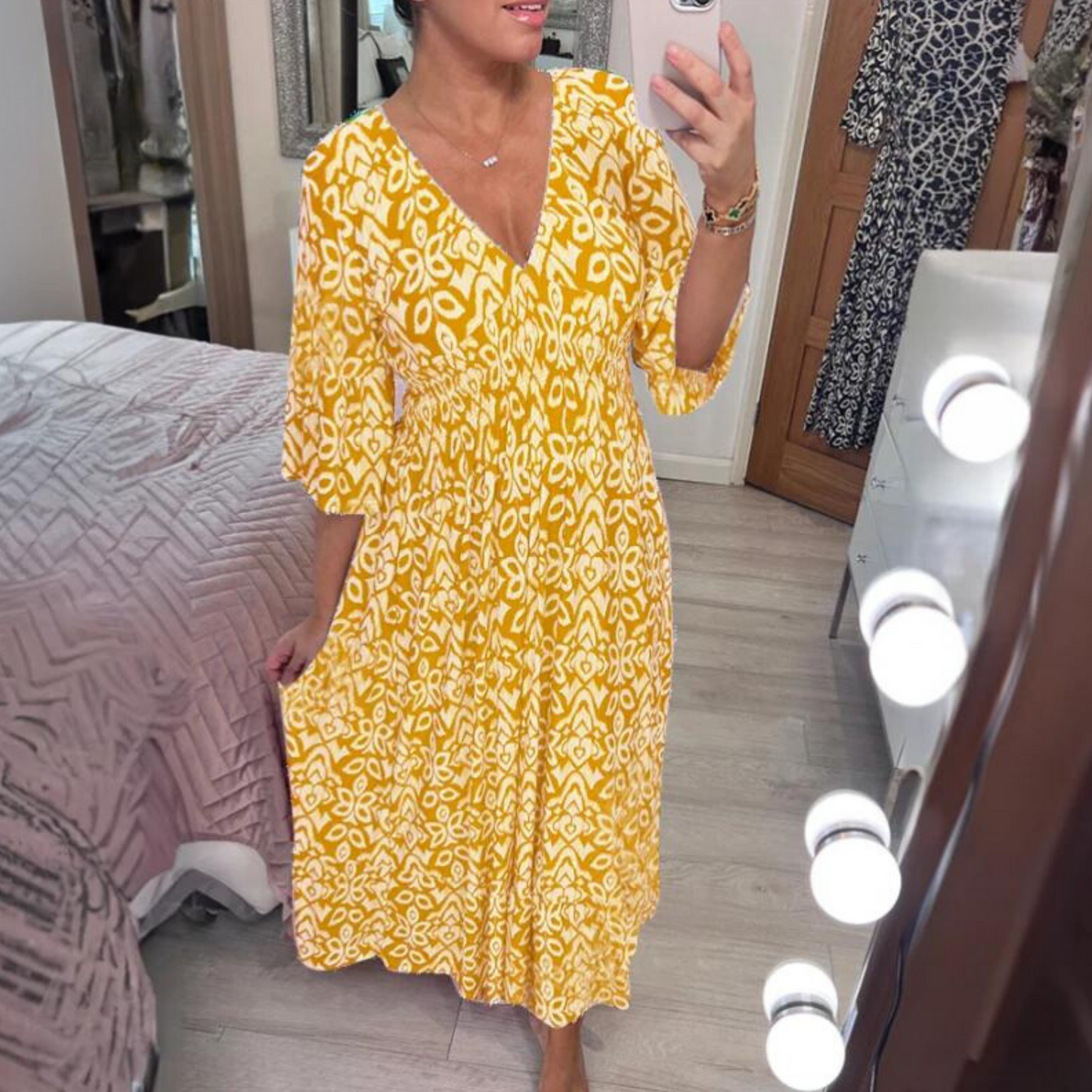 Vrouwelijke Boho Jurk Met V-hals en Plooitjes