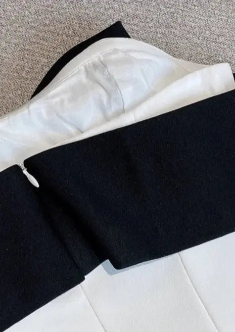Witte Jurk met Zwarte Strik en Diepe Uitsnede