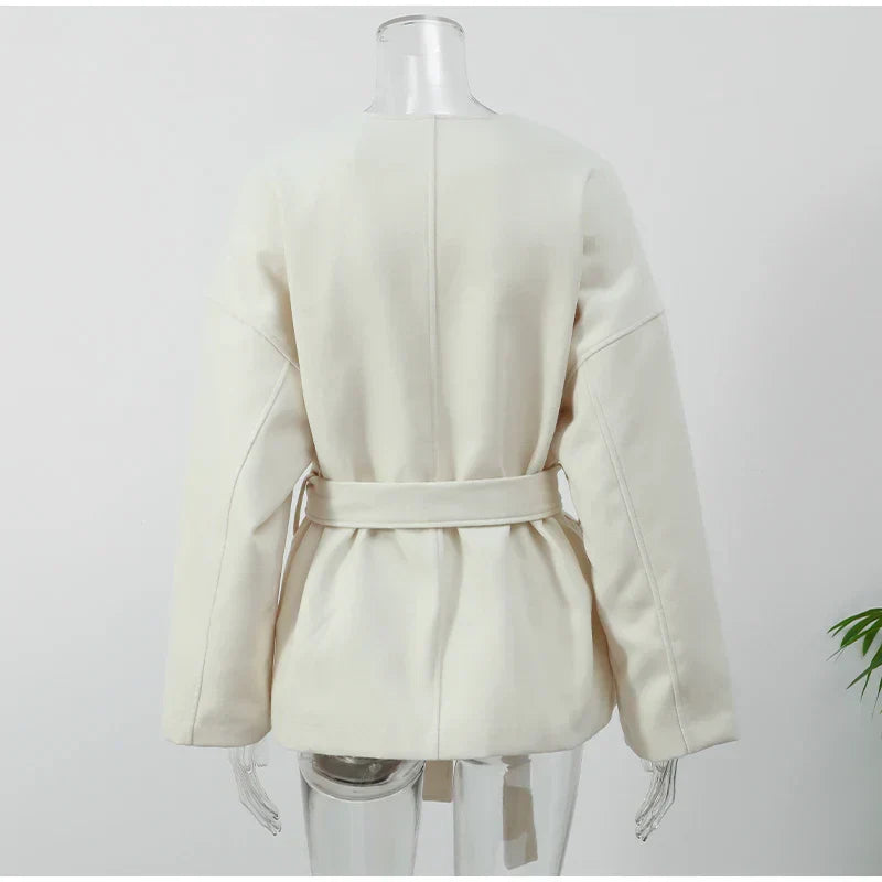 Aria | Cappotto in lana con scollo a V in stile moderno