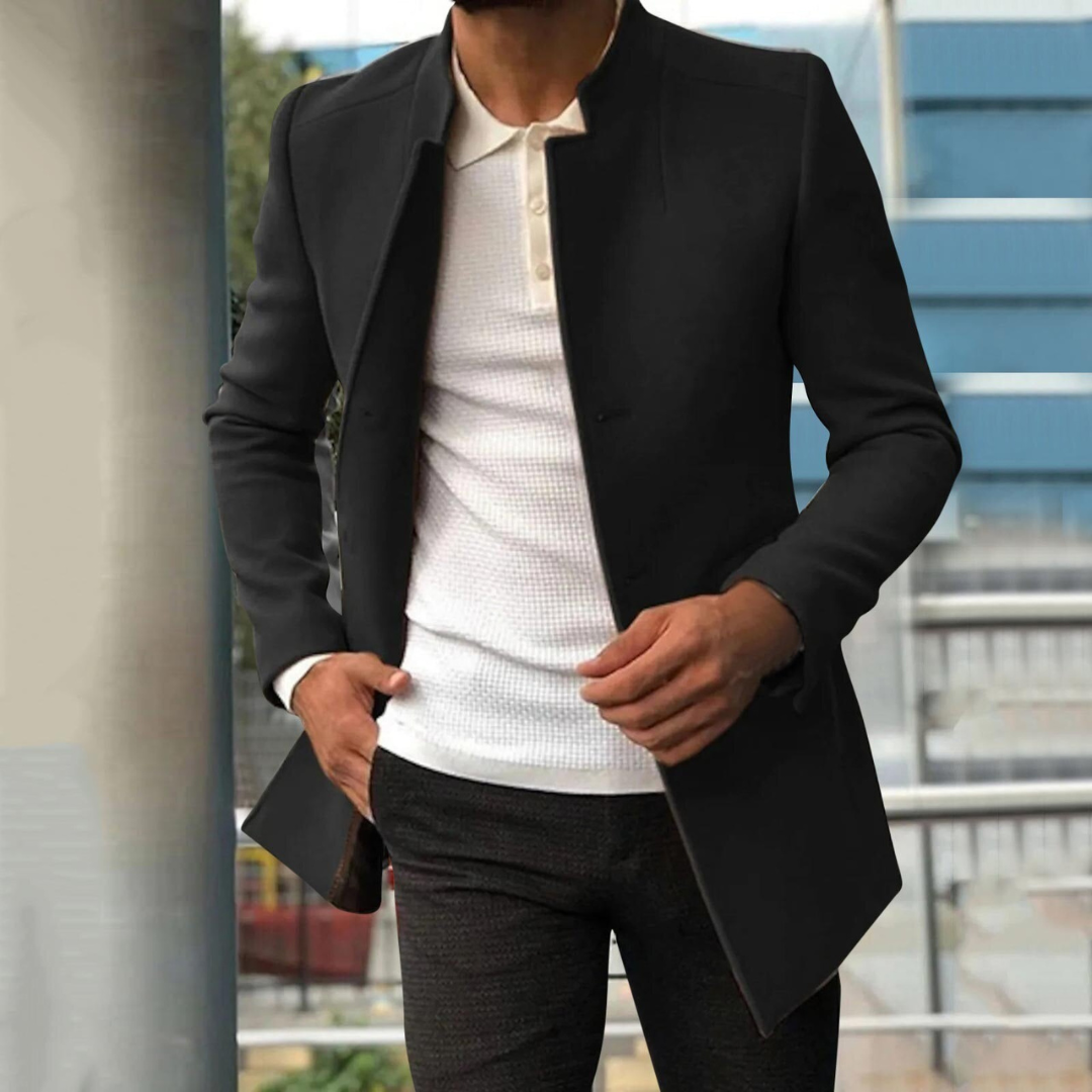 Vortex Stijlvolle Jas in klassiek zwart met een modern en strak ontwerp. De jas biedt een getailleerde pasvorm, lange mouwen en een minimalistische look, ideaal voor een elegante en stijlvolle uitstraling bij elke gelegenheid.