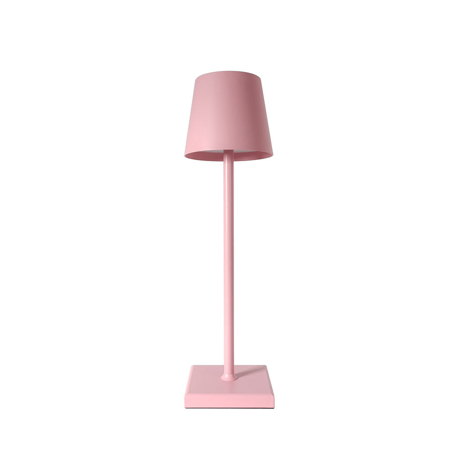 Een draadloze tafellamp in een zachte roze kleur met een moderne, minimalistische uitstraling. De lamp heeft een slanke metalen staander en een strakke vierkante basis, ideaal voor een eigentijdse en stijlvolle inrichting.
