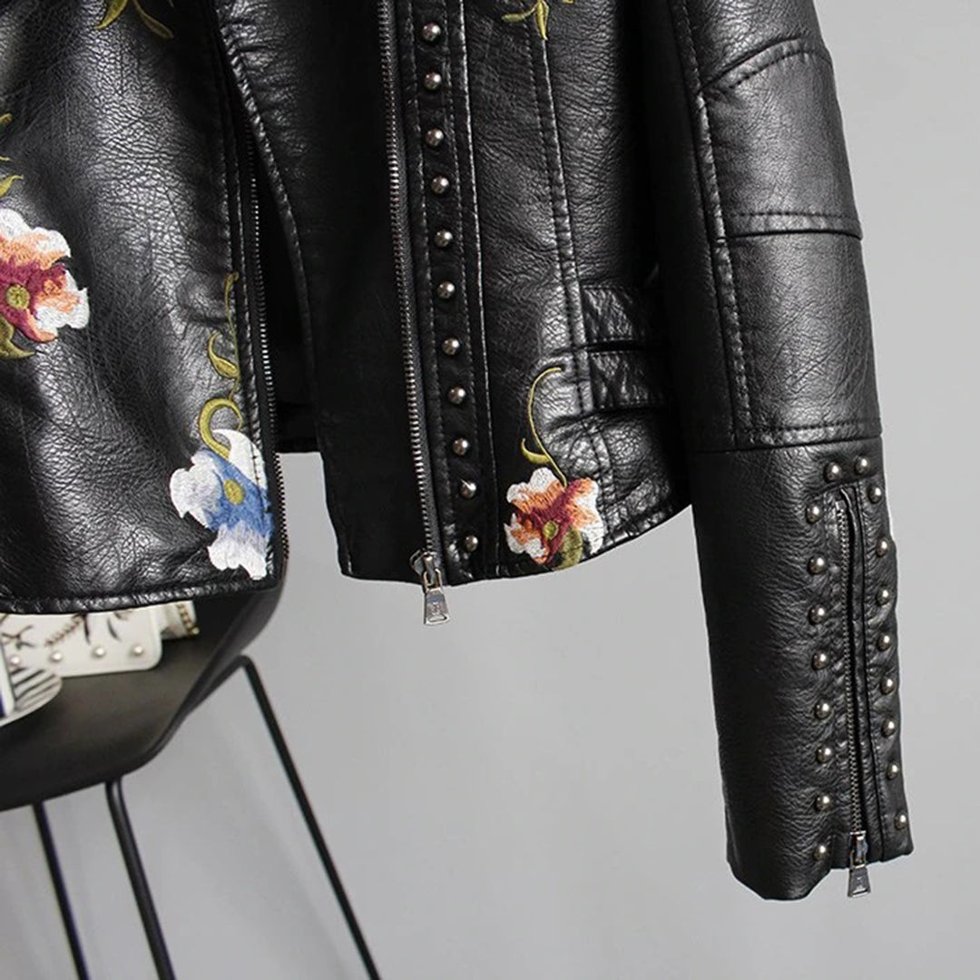 Maartje | Vrouwenjack met bloemen in de kleur Beige voor dames in stijl geschikt voor alle seizoenen.