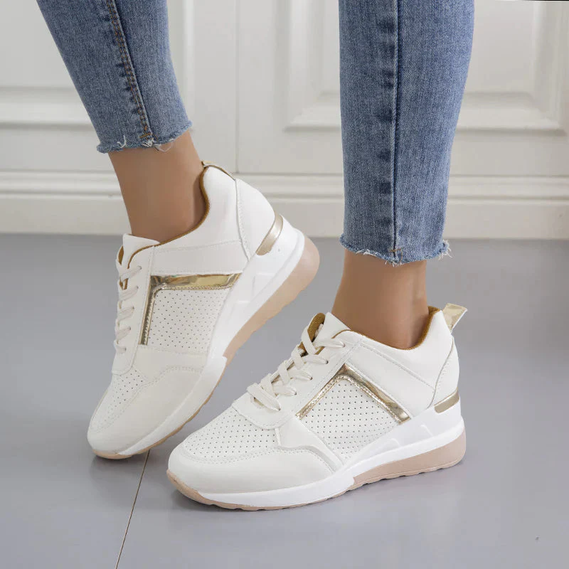 Sneakers met Sleehak en Metallic Details