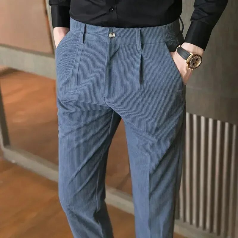 Pierre | Slanke corduroy broek in de kleur Blauw voor heren in stijl geschikt voor alle seizoenen.