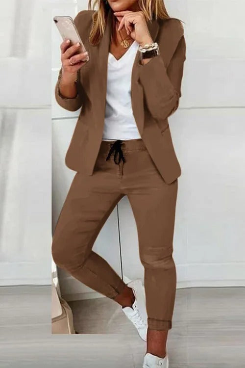 Vrouwelijke Blazer Ensemble met BroekEMPLARY<|start_header_id|>assistant<|end_header_id|>
Dames Blazer Set met Lange Mouwen en Broek