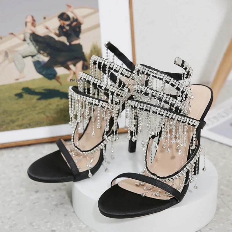 LuxeChic Glanzende Kristallen Kwastjes Sandalen