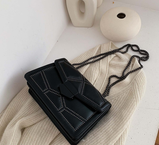 Dames Crossbody Tas met Ketting en Studs Klein en Stijlvol - Mode Vibes