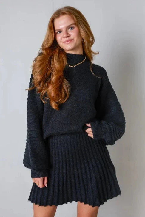 Betreed de Elegante Wereld van Elegance | Geplooide Trui en Rok Set