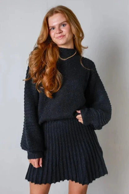 Betreed de Elegante Wereld van Elegance | Geplooide Trui en Rok Set
