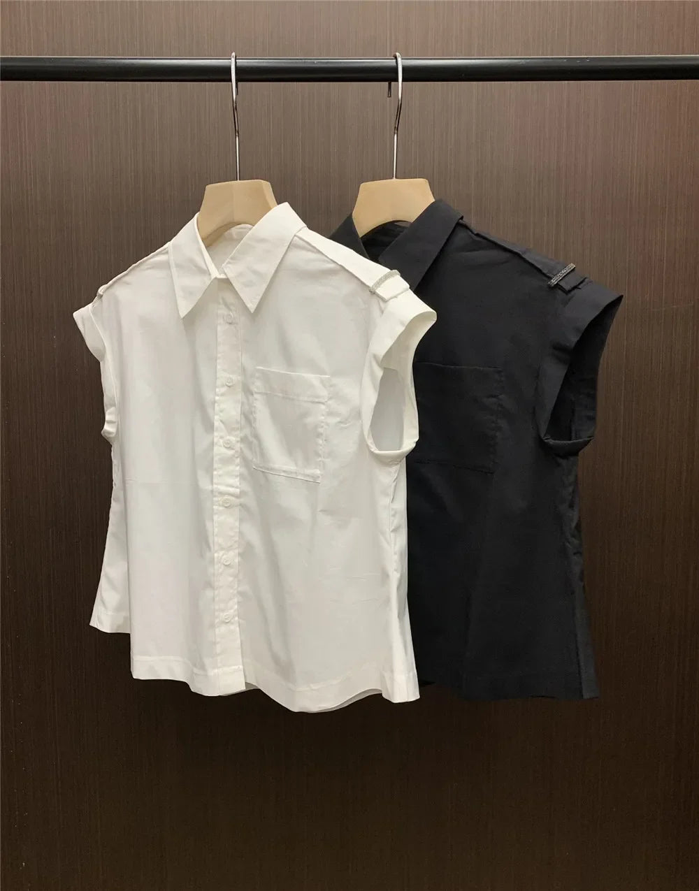 Mouwloze blouse met kralenketting Zonnegloed