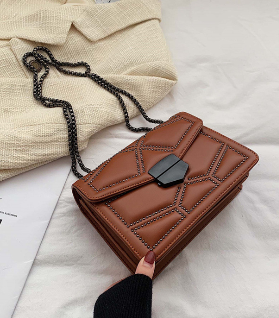Dames Crossbody Tas met Ketting en Studs Klein en Stijlvol