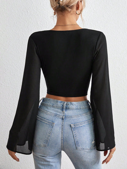 Vrouwelijke Cropped Top met Wijde Mouwen en Diepe Hals