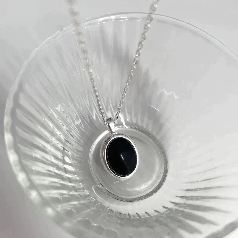 Zwarte Opalen Ketting Stijlvol en Elegант