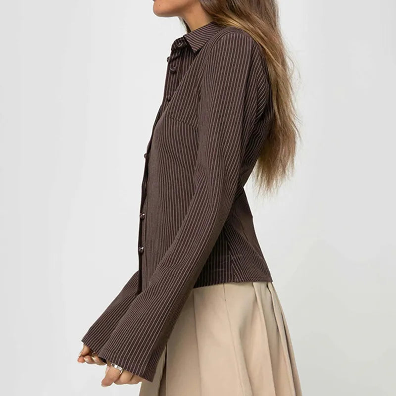 Elegante Blouse met Flared Mouwen en Slim-Fit Pasvorm