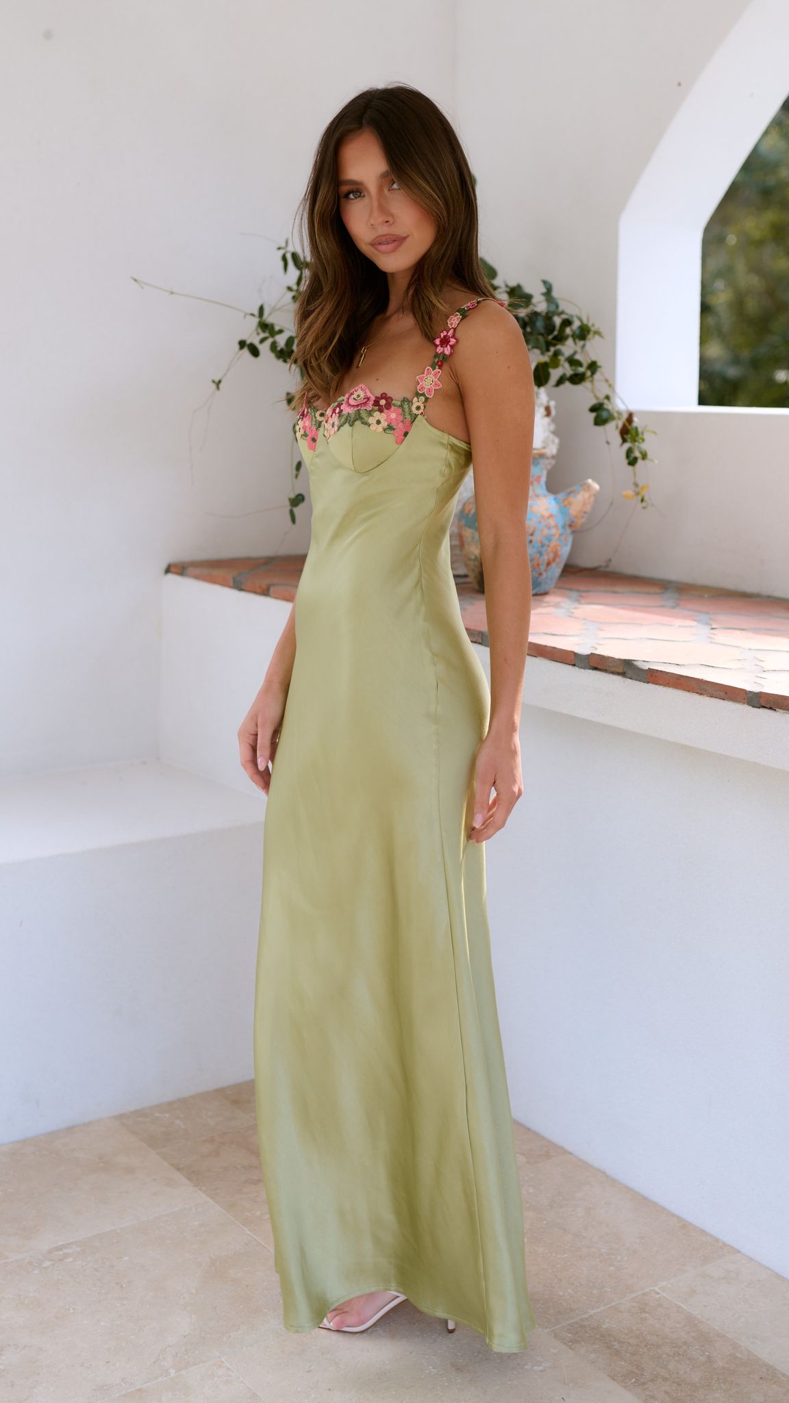 Monica | Abito lungo con dettagli floreali