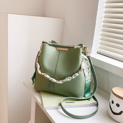 Dames Zomerse Crossbody Tas met Ketting Detail