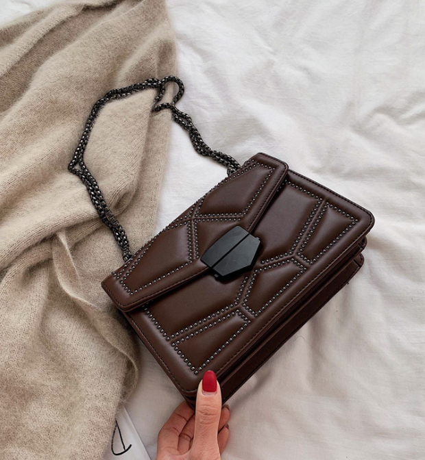 Dames Crossbody Tas met Ketting en Studs Klein en Stijlvol