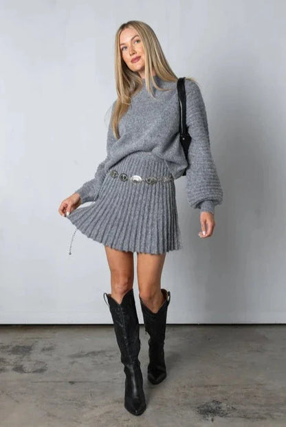 Betreed de Elegante Wereld van Elegance | Geplooide Trui en Rok Set