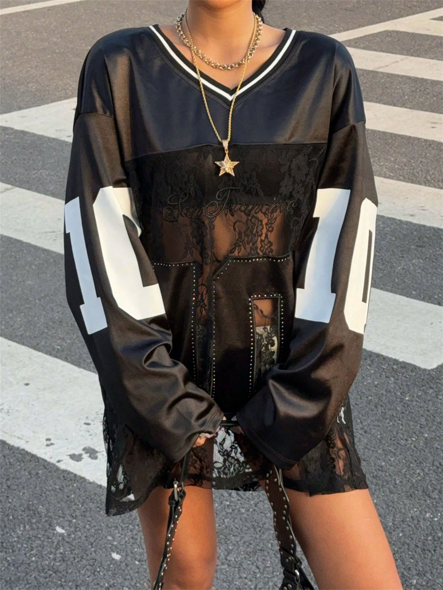 Dames Sport Top V-hals Jersey Met Kant en Sportief Print - Mode Vibes