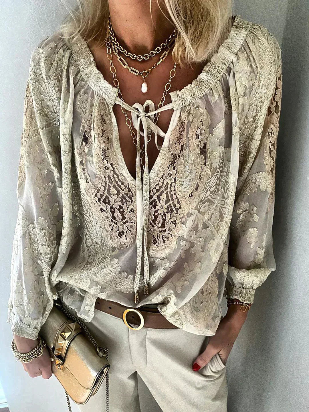 Vrouwelijke Blouse met Kanten Details en Vrouwelijke Mouwen - Mode Vibes