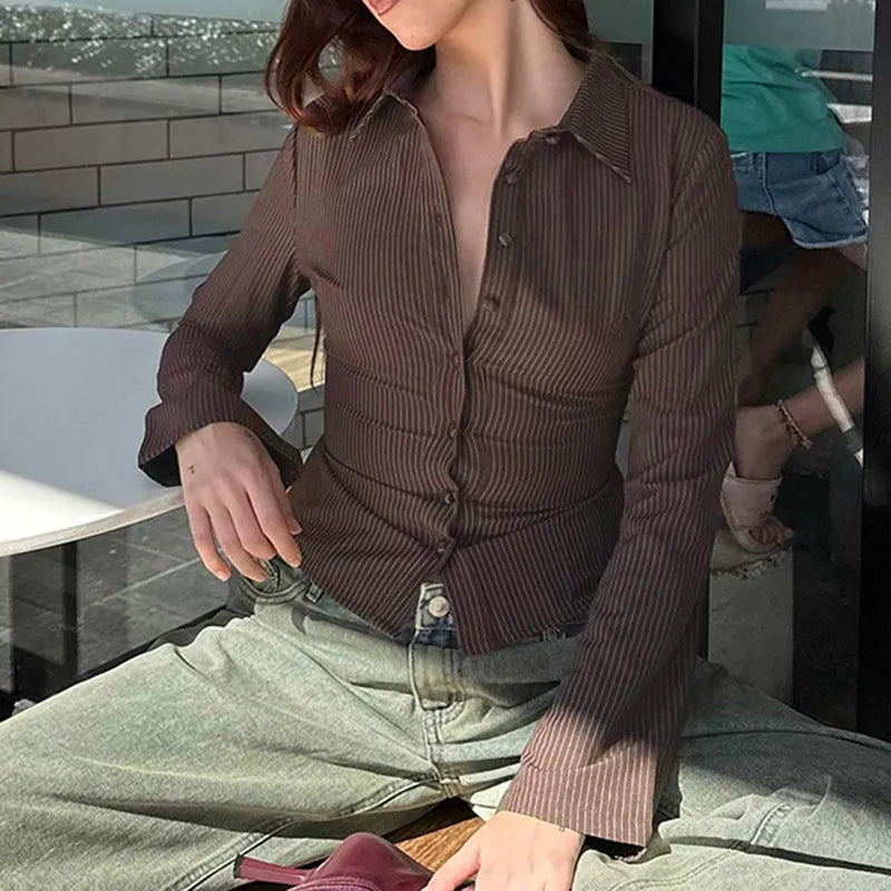 Elegante Blouse met Flared Mouwen en Slim-Fit Pasvorm