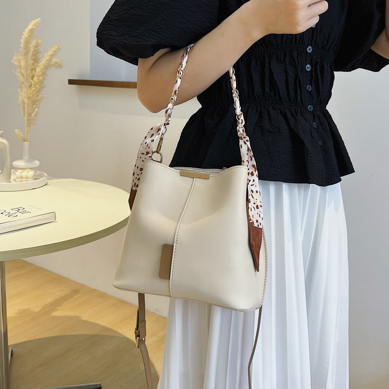 Dames Zomerse Crossbody Tas met Ketting Detail