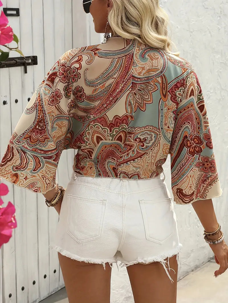 Vrouwelijke Blouse met Paisley Motief en Knoopsluiting