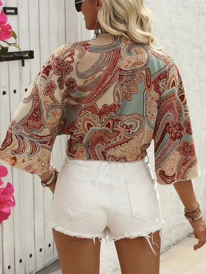Vrouwelijke Blouse met Paisley Motief en Knoopsluiting