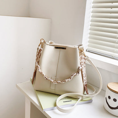Dames Zomerse Crossbody Tas met Ketting Detail