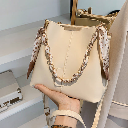 Dames Zomerse Crossbody Tas met Ketting Detail