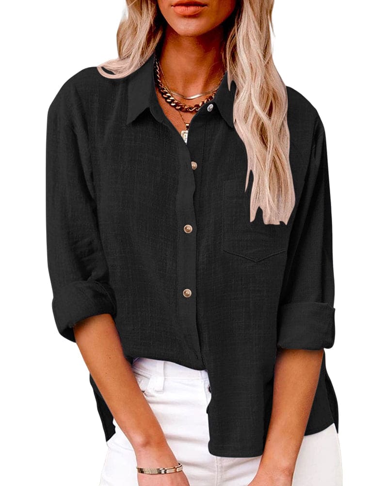 De afbeelding toont de Anara blouse in een zwarte kleur, gedragen door een vrouw. De blouse heeft een elegante en comfortabele pasvorm met opgerolde mouwen, knopen aan de voorkant en een zak op de borst. Deze tijdloze zwarte blouse is perfect voor zowel casual als meer geklede gelegenheden.