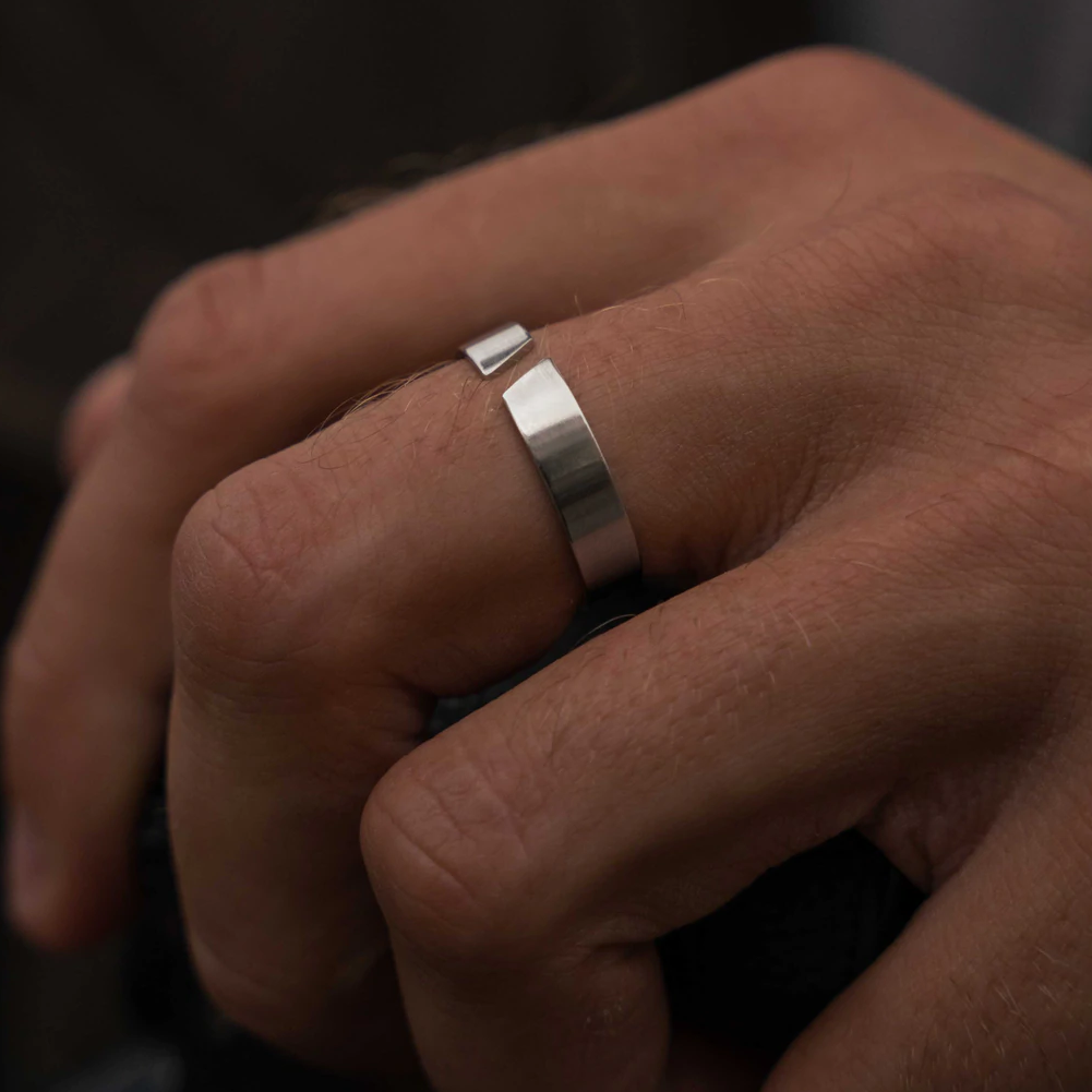Heren Zilveren Ring Stoer en Modern