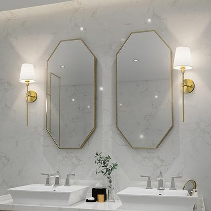 De Aurelia Wall Light, met zijn klassieke gouden afwerking en verfijnde lampenkap, voegt een elegante en stijlvolle verlichting toe aan je badkamer, perfect voor een rustieke uitstraling.
