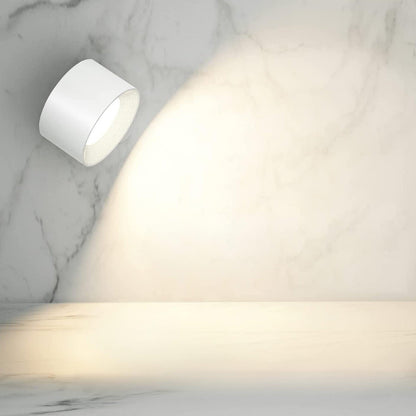 Minimalistische witte wandlamp van Aurora Glow die een warme lichtbundel projecteert op een elegante marmeren achtergrond. Deze draadloze lamp biedt sfeervolle verlichting, ideaal voor moderne en stijlvolle interieurs. Perfect voor accentverlichting in woon- en werkruimtes.