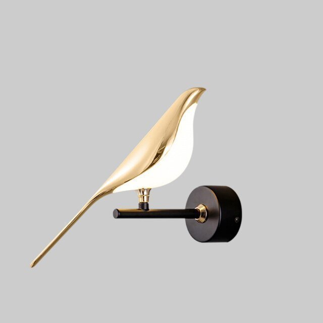 Auroria wandlamp met een elegant gouden vogeldesign, bevestigd op een minimalistische zwarte wandbeugel, ideaal voor een sfeervol en artistiek interieur.