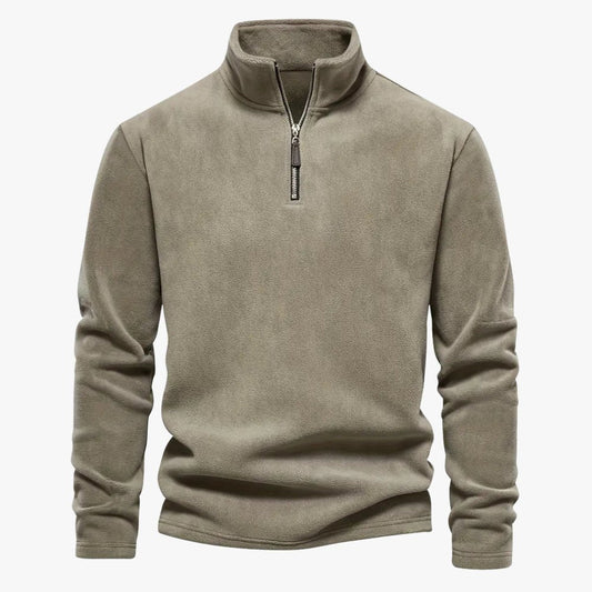 Casual en stijlvolle Bastian trui in een neutrale taupe kleur, met een comfortabele pasvorm, opstaande kraag en halve ritssluiting voor een moderne look.