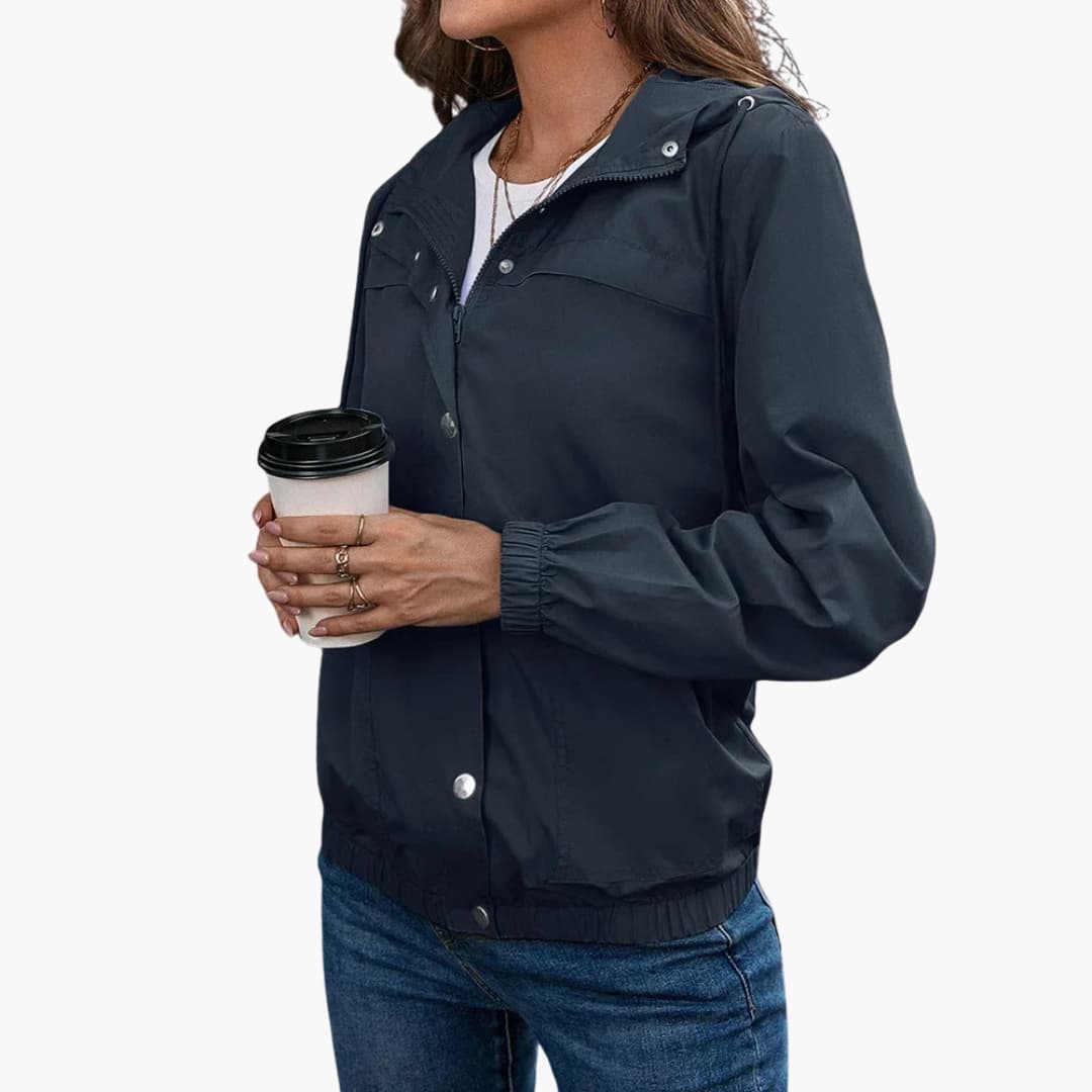 BerlinGlamour | Dames trenchcoat met capuchon, knoopsluiting en zakken aan de voorkant 6