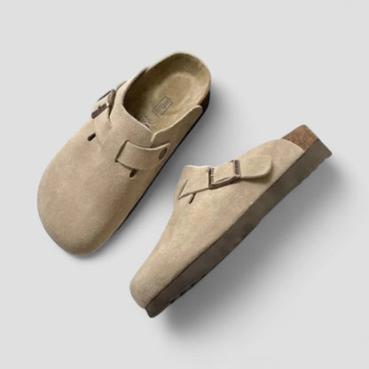 BerlinGlamour | Orthopedische suède klompen met gespvoering 4