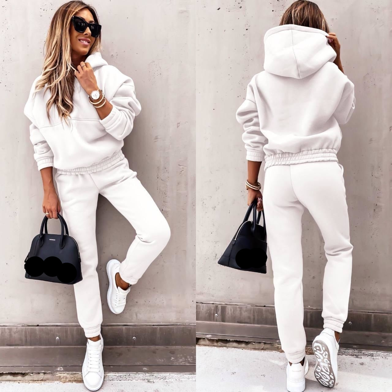 Boreza Joggingset (Trendy) Deze trendy en comfortabele joggingset in het zachte beige is ideaal voor zowel ontspanning als stijl. De set bestaat uit een comfortabele hoodie en bijpassende broek, perfect voor een relaxte look zonder in te boeten op mode. De outfit wordt compleet gemaakt met een elegante tas, ideaal voor elke casual gelegenheid.
