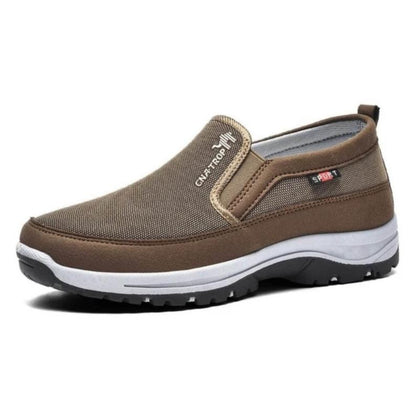 Afbeelding van de Briant loafers in een stijlvolle bruine kleur. Deze comfortabele instappers hebben een ademend bovenwerk en een stevige antislipzool voor uitstekende grip en stabiliteit. Het moderne, sportieve ontwerp is ideaal voor dagelijks gebruik en biedt langdurig draagcomfort.