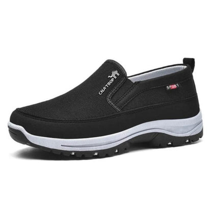 Afbeelding van de Briant loafers in klassiek zwart. Deze comfortabele instappers hebben een ademend bovenwerk en een stevige antislipzool met profiel voor uitstekende grip en stabiliteit. Het sportieve en moderne ontwerp maakt ze perfect voor dagelijks gebruik, met optimaal draagcomfort en veelzijdigheid.