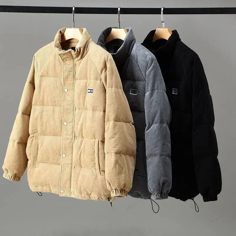 Set van drie Brixen vintage winterjassen in beige, grijs en zwart. Pufferstijl met een gewatteerd ontwerp, opstaande kraag en knoopsluiting, ideaal voor een warme en stijlvolle winterlook.