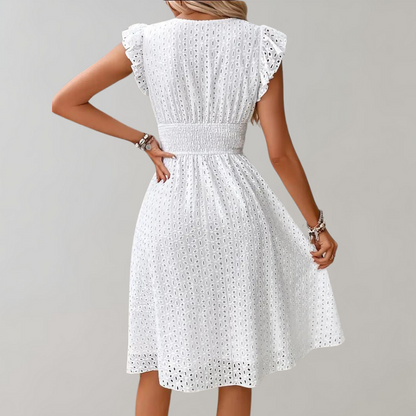 Zomer Jurk Wit met Ruffles en Vrouwelijke Pasvorm
