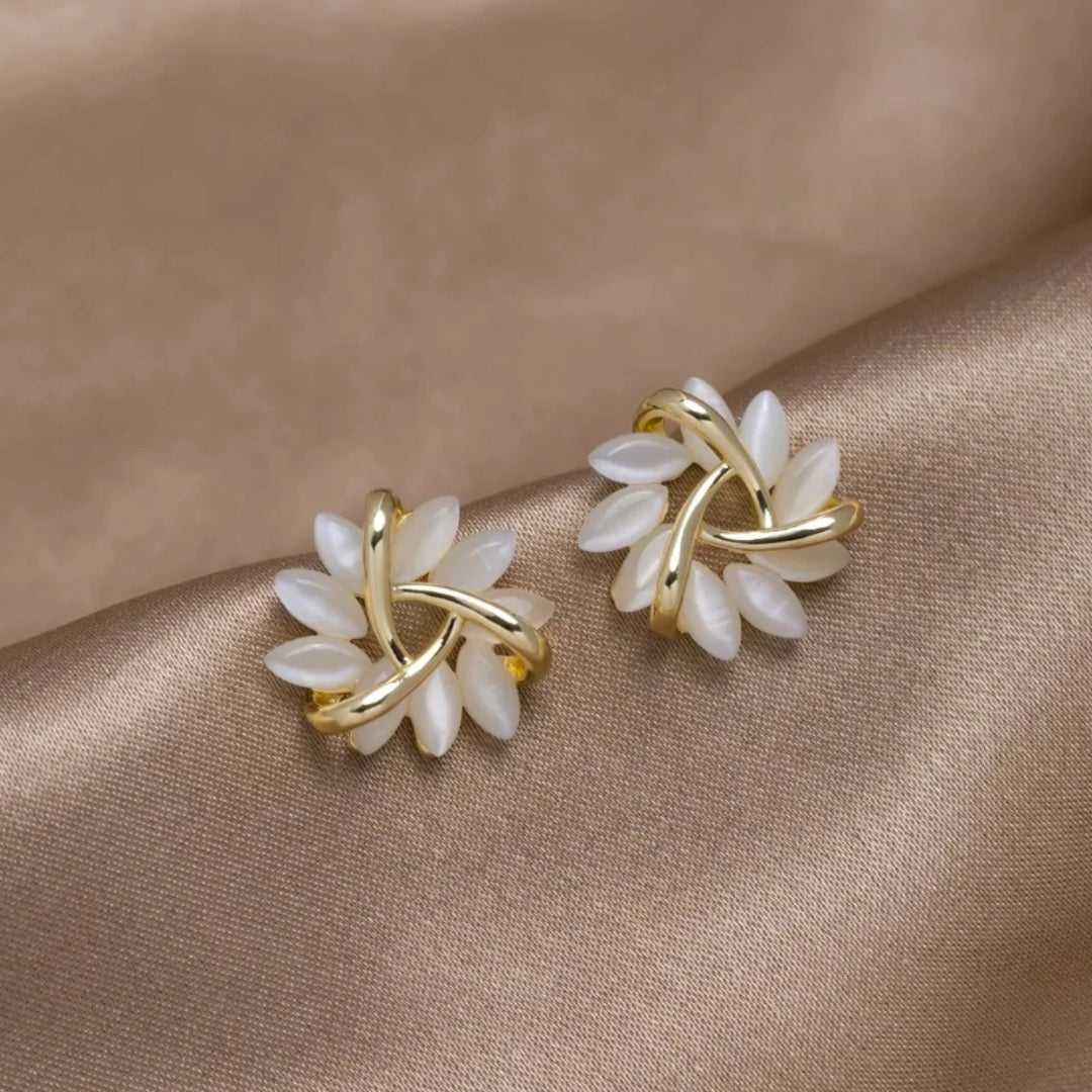 Gouden Oorknopjes met Opalen Bloem Design