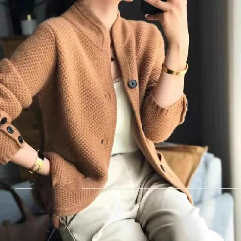 Dames Gebreid Wolvest met Knopen – Warm, Elegant & Veelzijdig